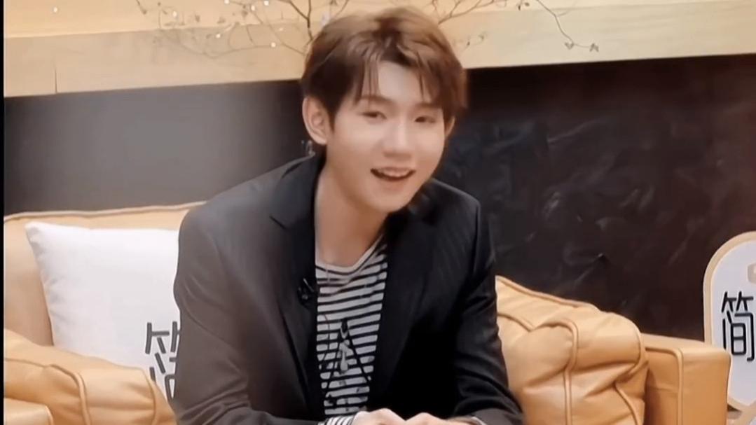 王源|王源录制现场困到不受控制，像是熬了大夜，但还是在积极暖场