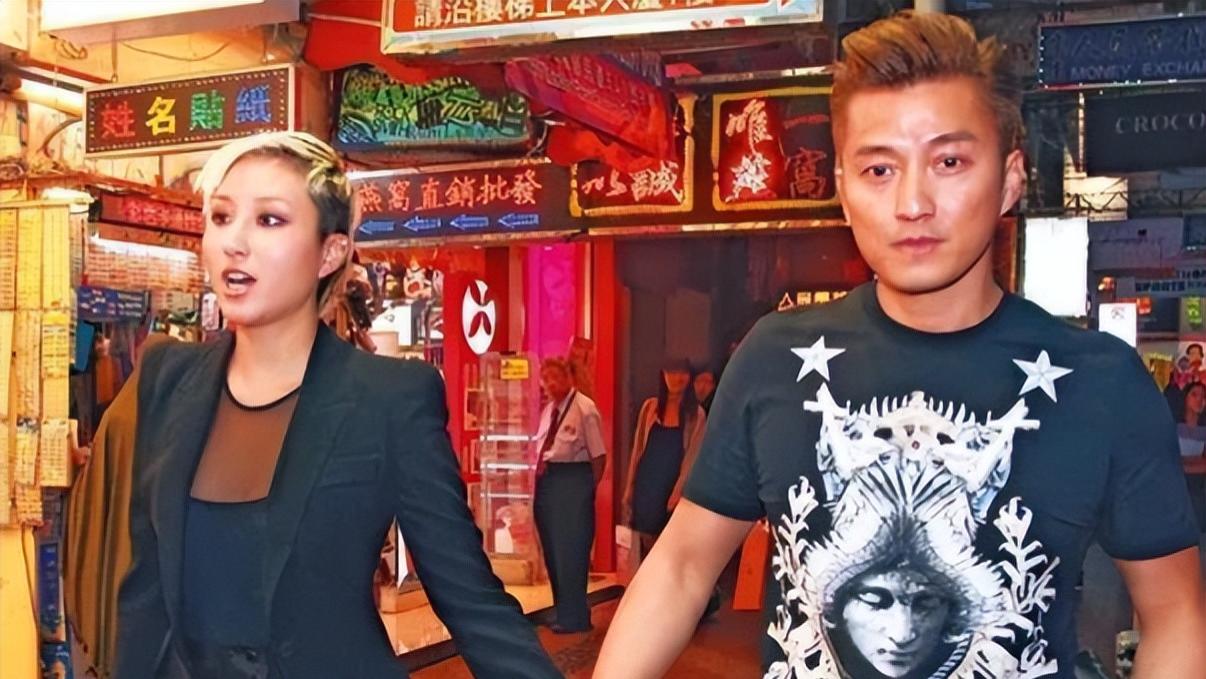 李嫣|赌王三房女儿何超云，出海游玩趴在栏杆上，一身小清新超像何超莲