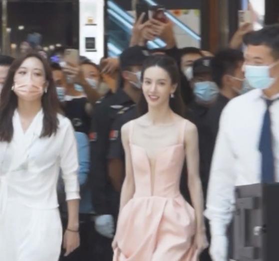 金晨|三亚：金晨参加活动，皮肤白皙锁骨明显，“相机都拍不出那感觉”