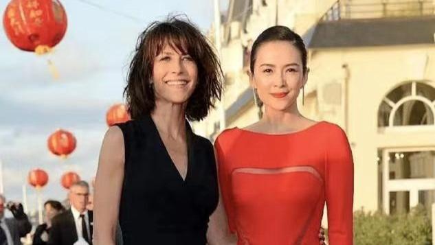 秦岚|章子怡被比下去了？与法国第一美女同框，穿红裙略显拘谨但更贵气