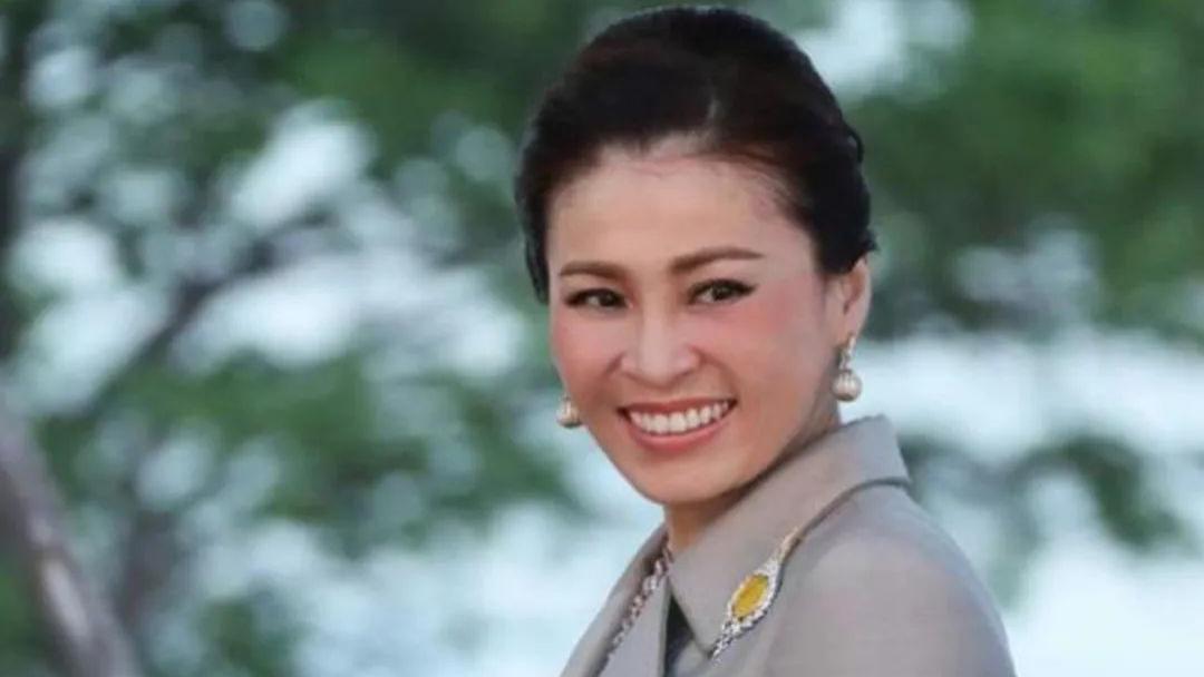 西拉米|没有诗妮娜和西拉米的参与，苏提达和泰王出席公务，心里乐开了花