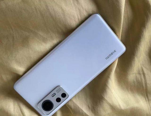 |小米12S莱卡光学镜头，非常好的手感，小屏幕爱好者可入