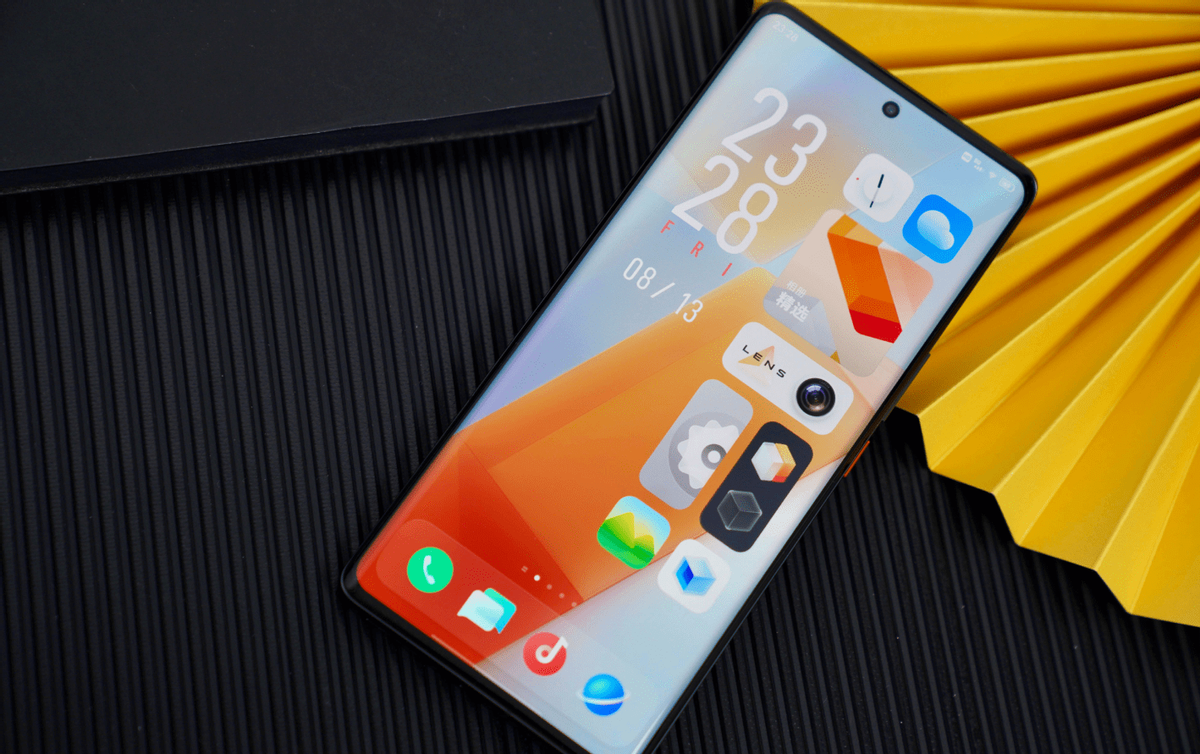 iqoo8|设计+游戏体验兼具，入手iQOO 8 Pro不过时，赛道版更合适！