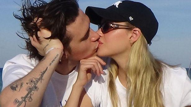 李沁|贝克汉姆长子疯狂秀恩爱！把结婚誓言纹在身上，密密麻麻都是爱