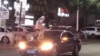 粉刺 小伙骗41岁漂亮阿姨千里来约会，网友神评论：你千万不能伤害他！哈哈哈