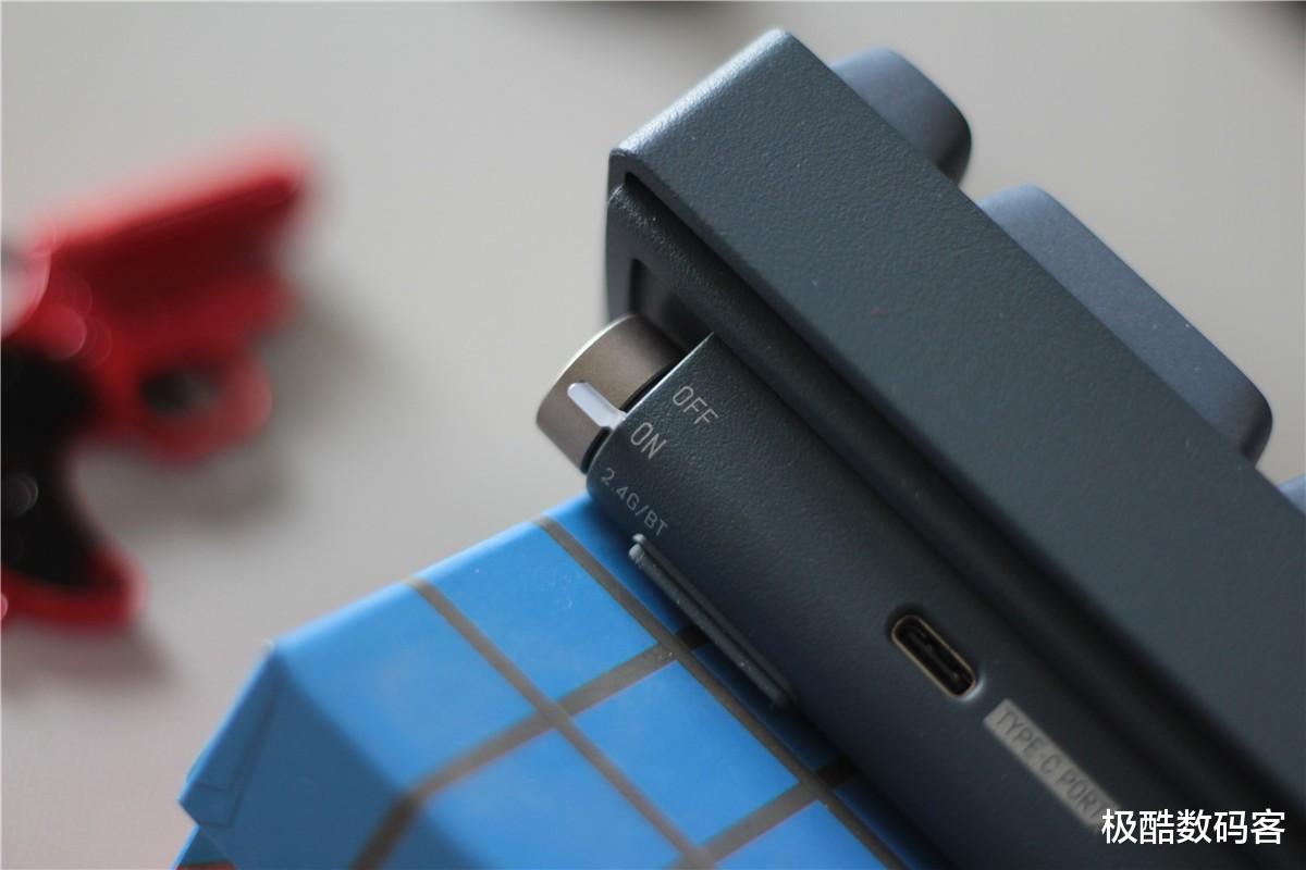 华为荣耀|轻巧便携复古设计,游戏办公两不误,洛斐小翘68三模机械键盘测评