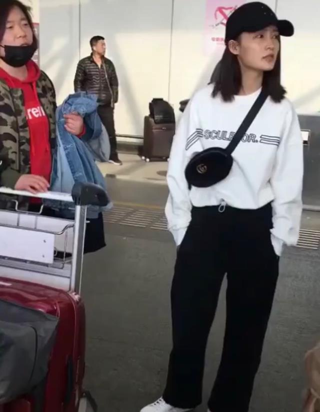 李沁|李沁路边等车，皮肤黝黑双手插口袋，少了“滤镜”庇佑像路人