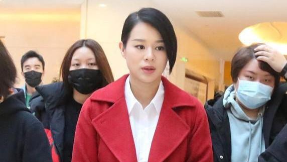 张扬|胡杏儿不愧是港姐，人到中年还是很美，穿红色服装美的张扬