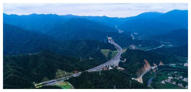 广东计划建一条高速，长约42公里，为双向4车道，河源收益最大