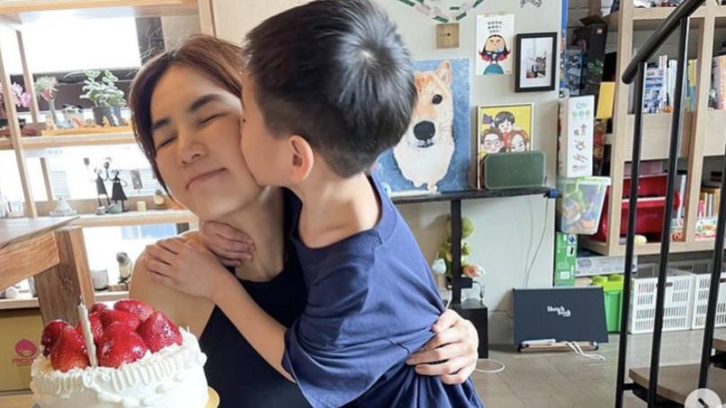 黄维德|Ella庆祝结婚10周年，提前过母亲节被儿子治愈，网友大赞劲宝很会撩