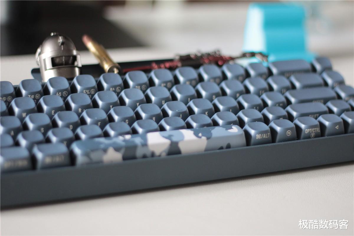 华为荣耀|轻巧便携复古设计,游戏办公两不误,洛斐小翘68三模机械键盘测评