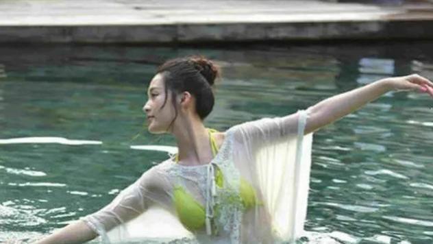 秦岚|李沁综艺旧照火了，“站在水中吐舌头”引发热议，被指掉价了