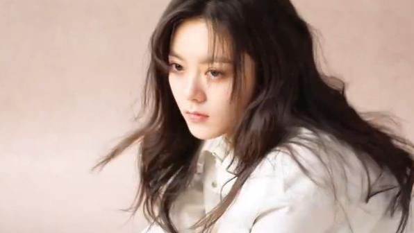 赵今麦|19岁赵今麦现身拍摄，眼神忧郁气质冷清，生图已经瘦出一双筷子腿