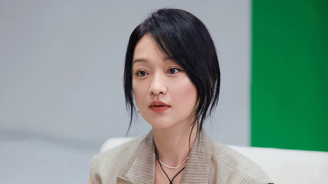 周迅|周迅这次下真功夫了！穿西装马甲戴毛线手套，4种发型自由切换大变样