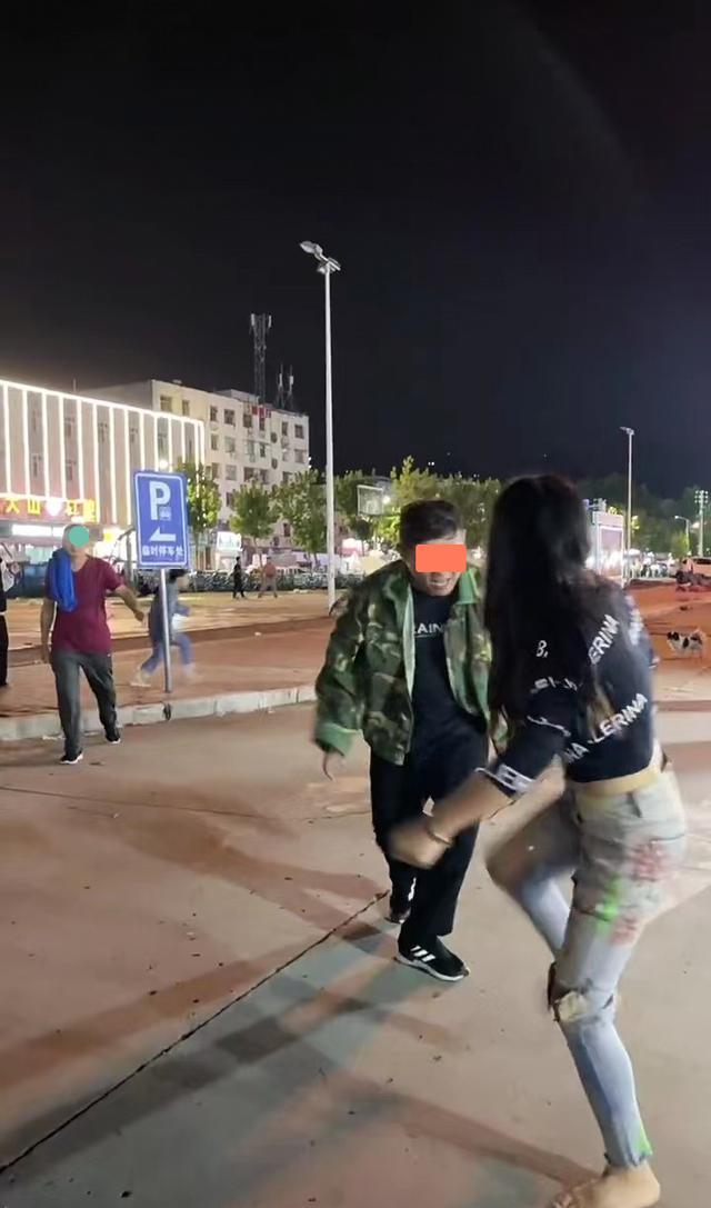 女子想去找前夫复合，哥哥百般阻拦，甚至趴在地上抱她小腿不让去