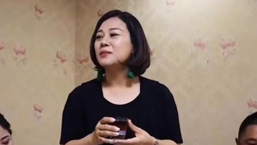 高秀敏|高秀敏独女聚会罕谈妈！喝廉价酒水声音哽咽，戴金表鸽子蛋显发福