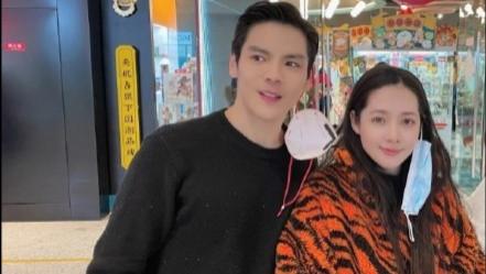 向佐|郭碧婷变黏人精带女儿探班，罕见穿貂却翻车，全程捧肚比向佐还胖