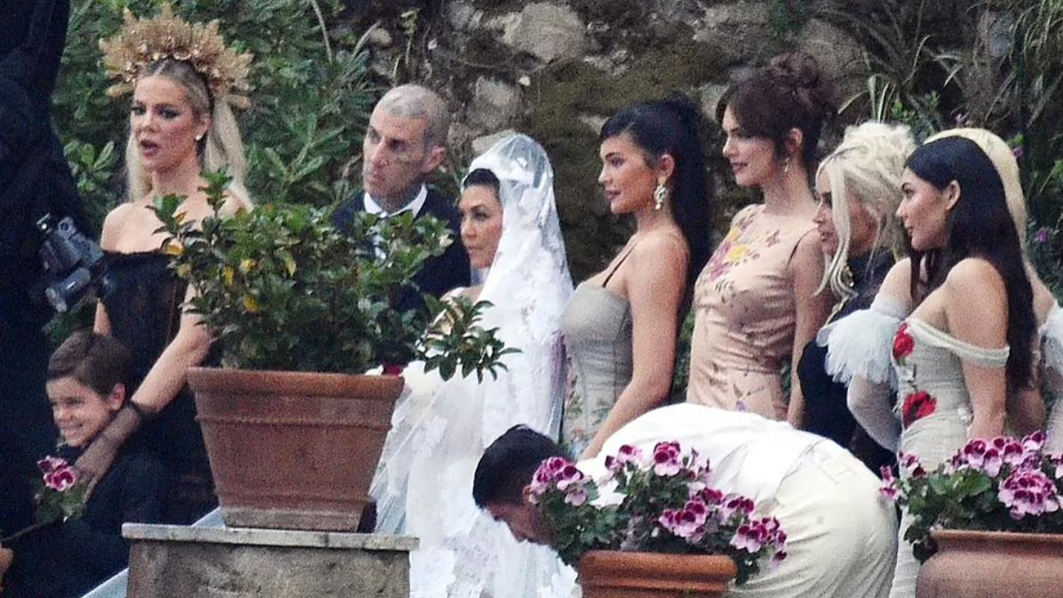 金·卡戴珊|卡戴珊大姐嫁人，“坠机”男友开心到对瓶吹红酒，布克未现身