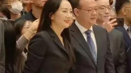 孟晚舟回华为上班，女Boss原来这样穿。