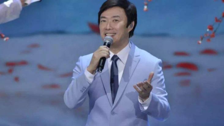 费玉清|64岁的费玉清不再唱歌， 已经封麦退出歌坛，他的儿时生活令人好奇