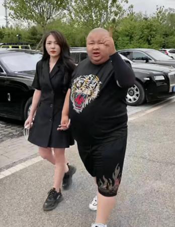 老狗|千万粉丝网红自曝被妻子卷走积蓄，还用公司贷款，网友：都是剧本