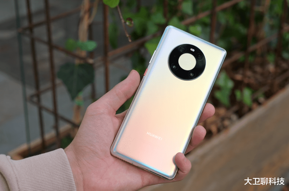 |华为知“错”能改，Mate50系列不再使用瀑布屏，网友：终于等到了