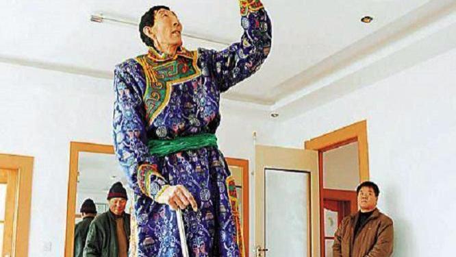 鲍喜顺|中国第一巨人鲍喜顺：不听医生劝告老来得子，小孩现在有多高了？