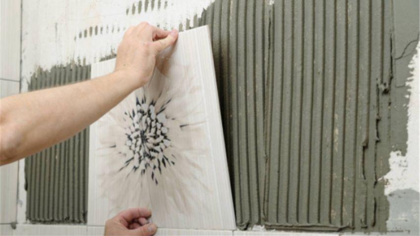 工人说往腻子里加胶水、给瓷砖泡水是一套行业标准？真的吗？