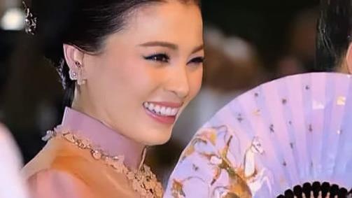 苏提达|苏提达折扇海报出彩，演绎复古中国风，华裔王后就是雍容华贵