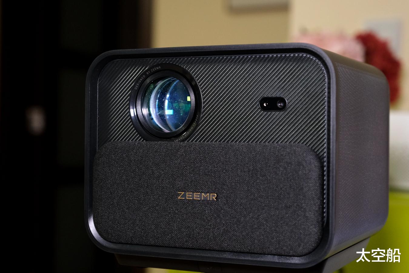 投影仪|把电影院搬回家有何难？知麻Z1投影仪评测