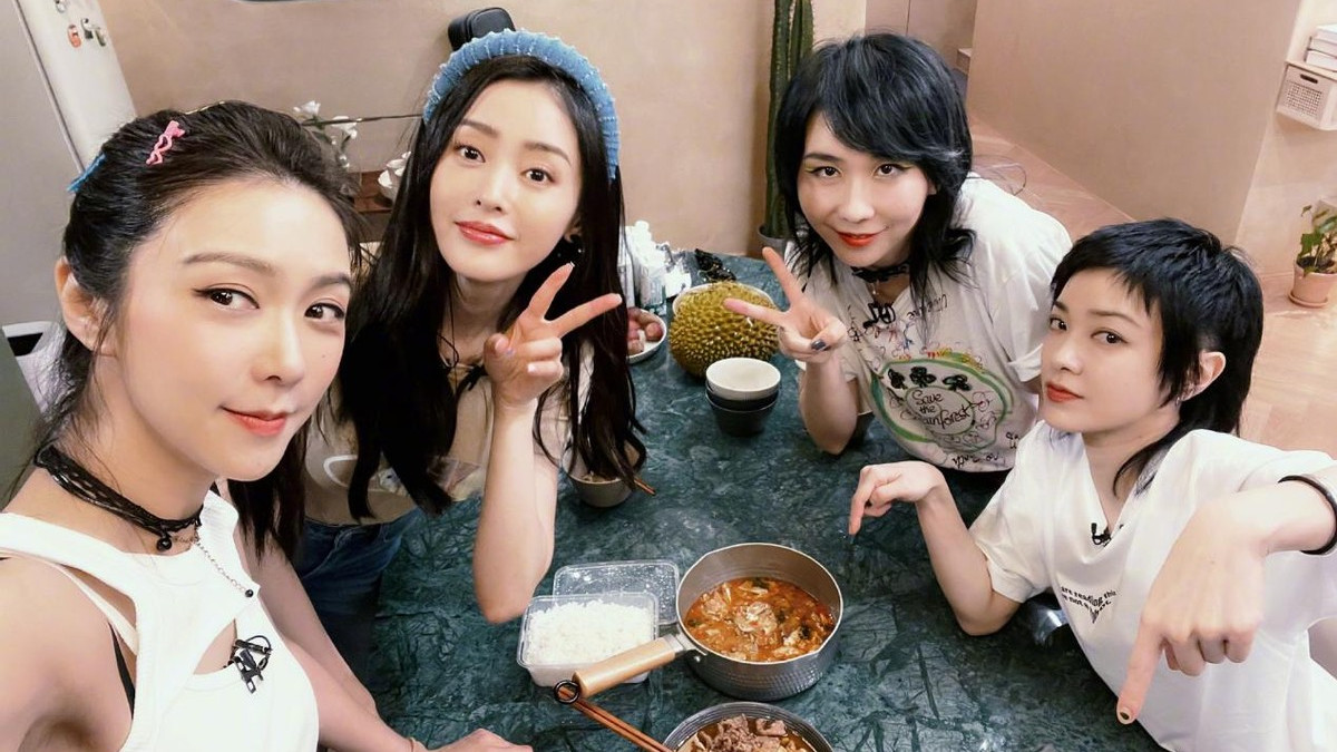 张天爱|张天爱晒乘风破浪生活照，随身包包集满姐姐签名，网友：羡慕住了