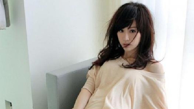 王心凌|王心凌早期工作照曝光，穿连衣裙拍摄封面大片，拍照动作引起热议