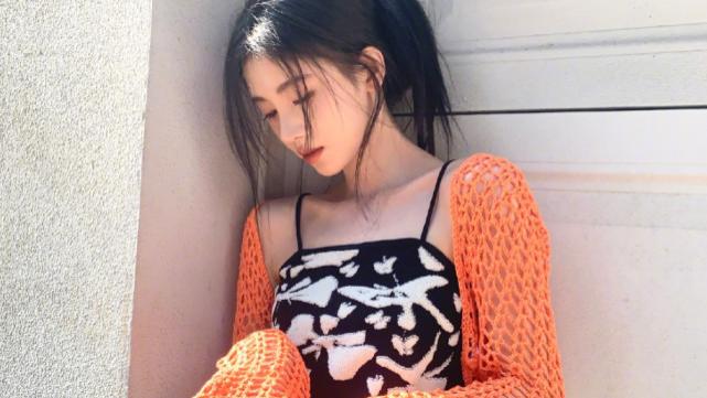 鞠婧祎|鞠婧祎出街被偶遇，路人用正常角度拍摄，这回的身高终于真实了