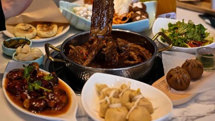 面包|吃在大连-羊排羊尾羊蝎子咕嘟咕嘟一大锅才够味，戴上手套直接吃才是正确方式~