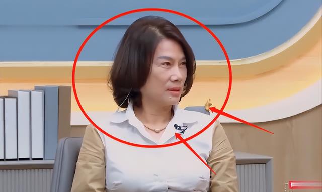 Google|董明珠直播发怒,摘下耳麦扔给女主播,不发一语扭头就走