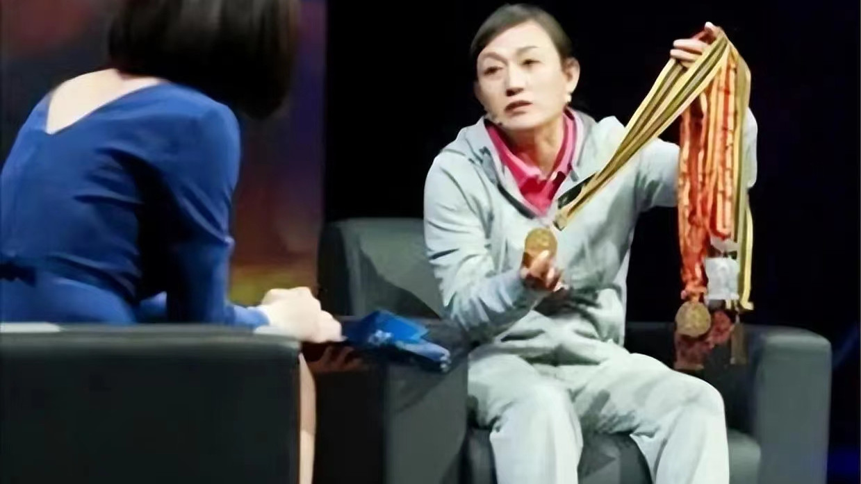 举重|举重冠军沦为搓澡工，退役后饱受男性特征困扰，如今结婚事业有成