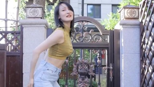 王皓|王皓娇妻别墅门前热舞，1米76身材傲人，穿露脐装秀纤细身材好美