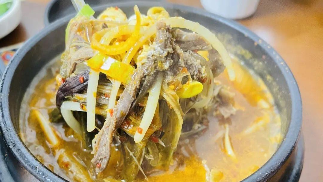 牛肉汤|吃在大连-家庭式的韩餐小店，米肠汤饭辣牛肉汤脊骨汤都不错，小菜米饭随便吃~