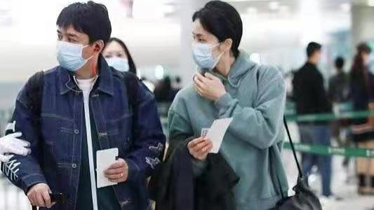 孙莉|黄磊孙莉合体走机场，黄磊穿校服变少年，孙莉穿衣素雅好清纯