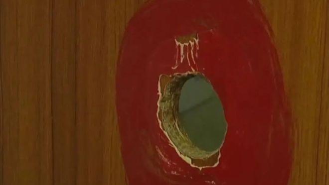 男厕所隔板上的洞，到底是干嘛的？