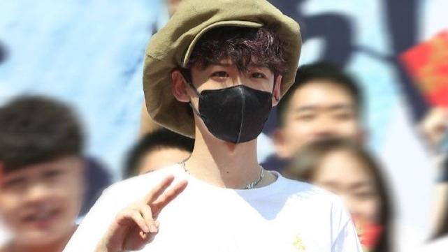 经典|白敬亭新剧开机照，让我瞬间联想到戴大口罩的鞠婧祎