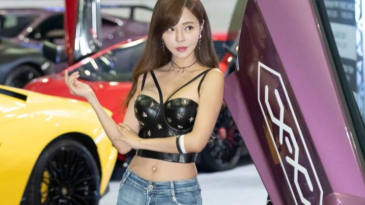 肉丝短裤长腿车模，紧身皮衣性感御姐