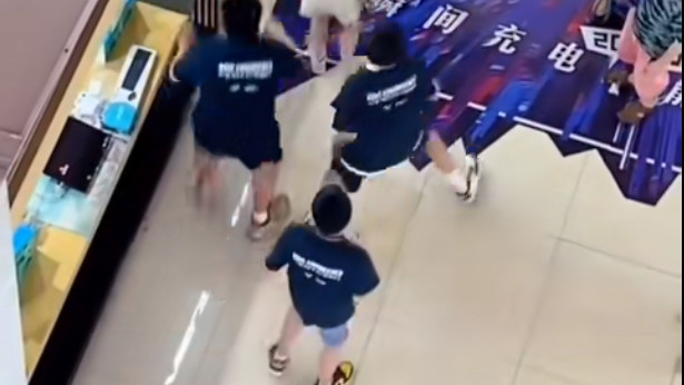 |低价买电脑却被加价2500，顾客与商家起冲突，被多人围殴