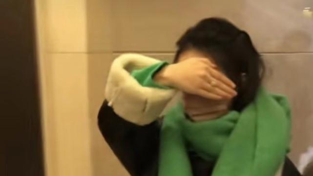 赵丽颖|赵丽颖参加春晚彩排，中指大钻戒抢眼，男星默默为她点赞