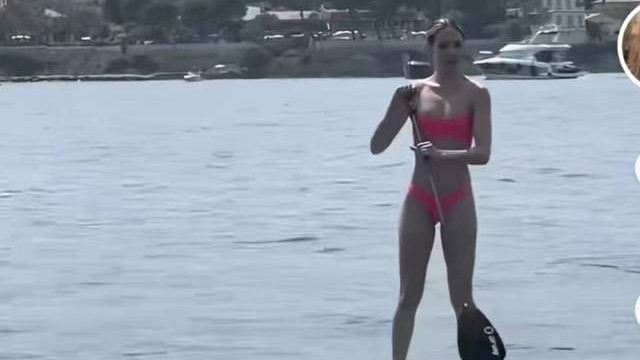 谷爱凌|谷爱凌晒海边冲浪照！穿粉色泳衣展现好身材，工作很忙碌到处奔波