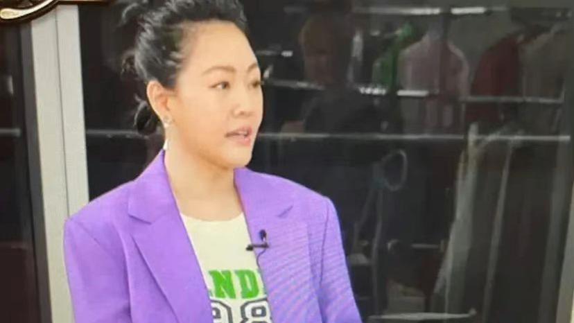 小S|拼四胎？小S近照曝光只胖肚子不胖腿，八字脚坐姿动作笨重显孕相