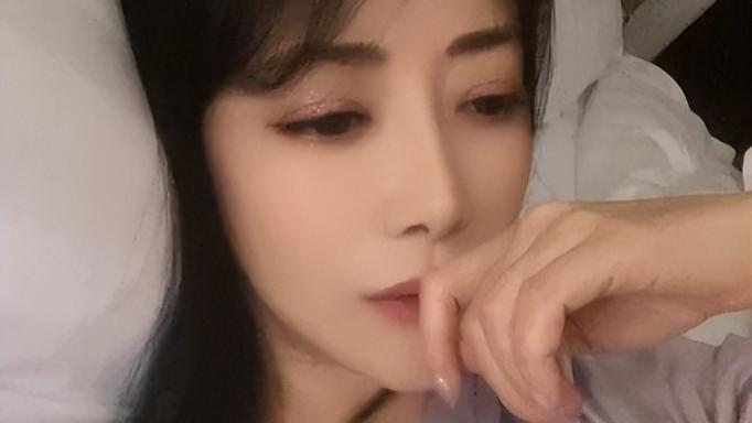 |47岁陈紫函深夜晒自拍，穿睡衣尖下巴抢镜，疑和小9岁老公亮红灯