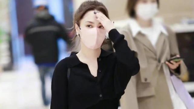 阿娇|41岁阿娇参加浪姐变自信！勇敢穿露脐装走机场，身材暴瘦美回巅峰