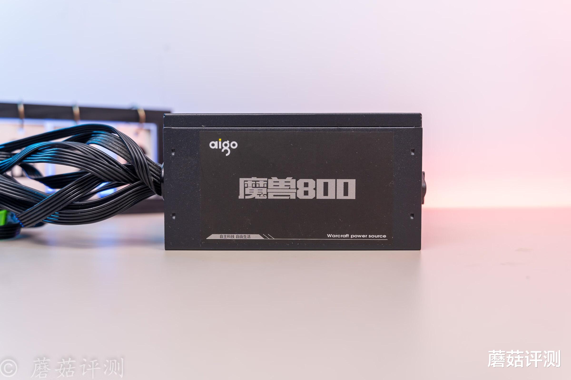 机箱|电脑主机也可以玩“姿态”？异型主机搭配三台显示器的“电竞房”搭建