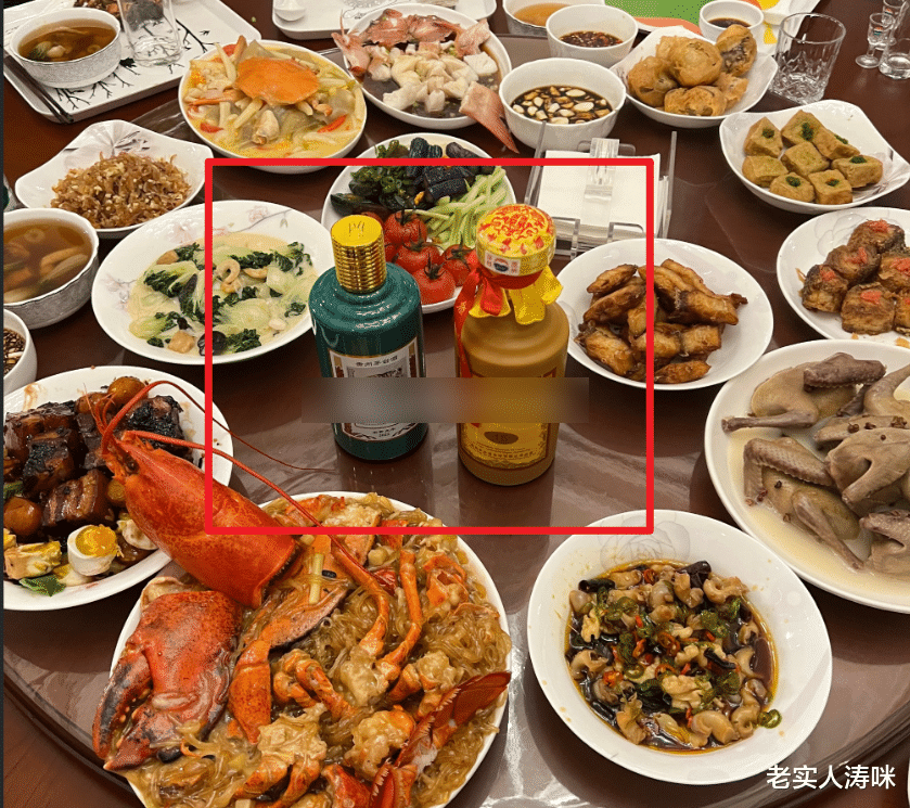 “UZI年夜饭照片曝光”！14个菜的海鲜大餐，看到2瓶白酒后：酸了